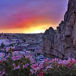 Dervish Cave House & Restaurant ギョレメ